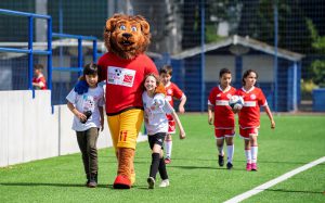 Photo: Participants of “Football meets Cultur” with our mascot “Litti” © DFL Stiftung / Guido Kirchner